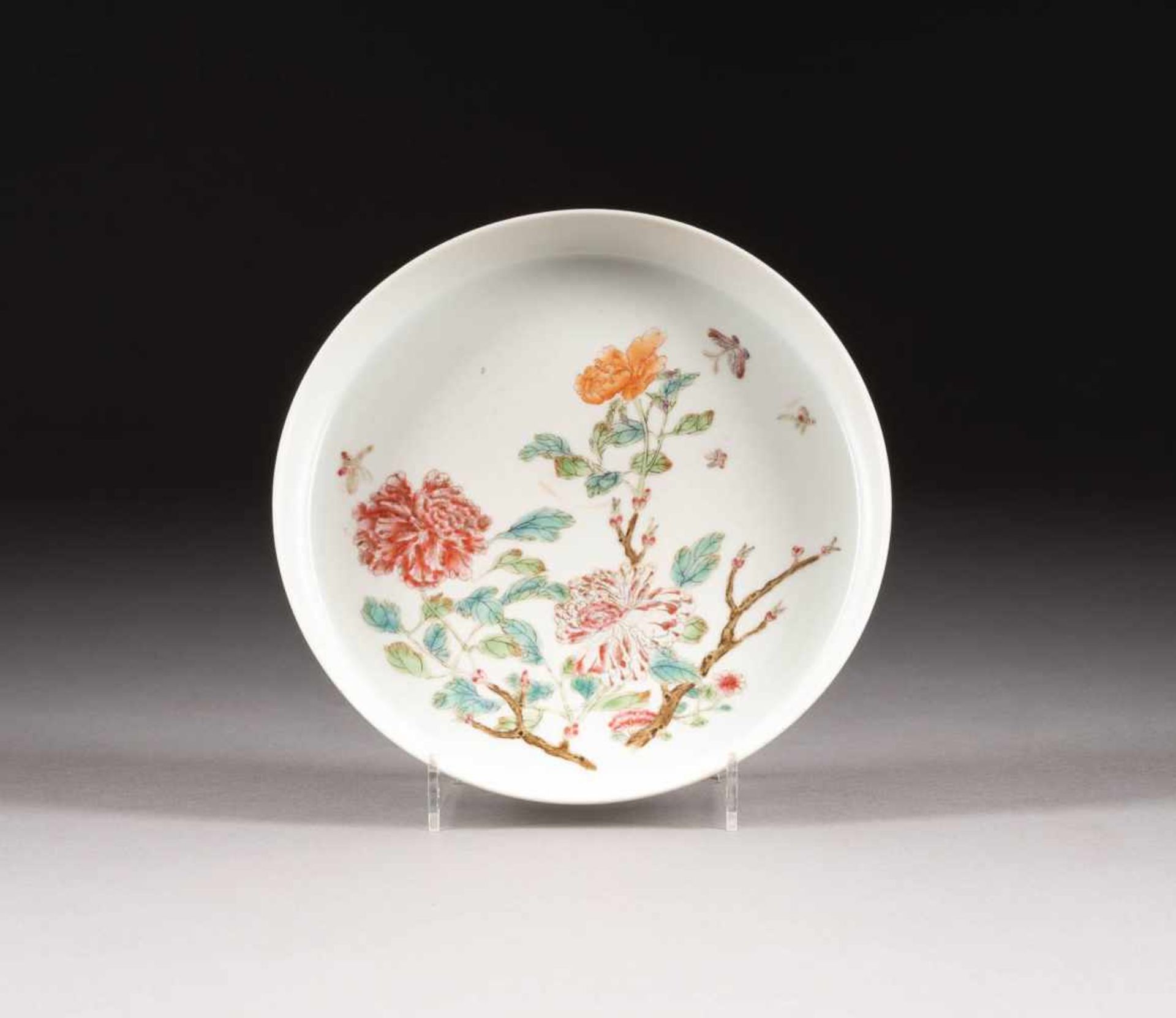 FLACHE SCHALE MIT PFINGSTROSEN China, 19./20. Jh. Porzellan, polychrome Aufglasurbemalung. D. 16,9