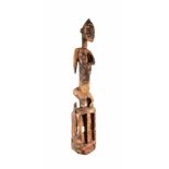 MASKE MIT TANZAUFSATZ Im Stil der Dogon, Mali, Afrika, 2. Hälfte 20. Jh. Holz, Reste von polychromen
