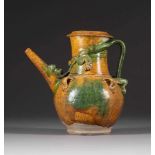 WASSERKANNE MIT RELIEFIERTEM DRACHENDEKOR China, wohl Song-Dynastie Keramik. H. 21 cm, feinmaschig