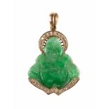 BUDDHA-ANHÄNGER China, 20. Jh. Jade, Gold (geprüft mindestens 8 Karat). H. 4 cm. In der Öse