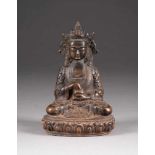 SELTENE BUDDHAFIGUR Tibet, 19. Jh. Bronze, braun patiniert. H. 13,8 cm. Im Boden gemarkt. Part.