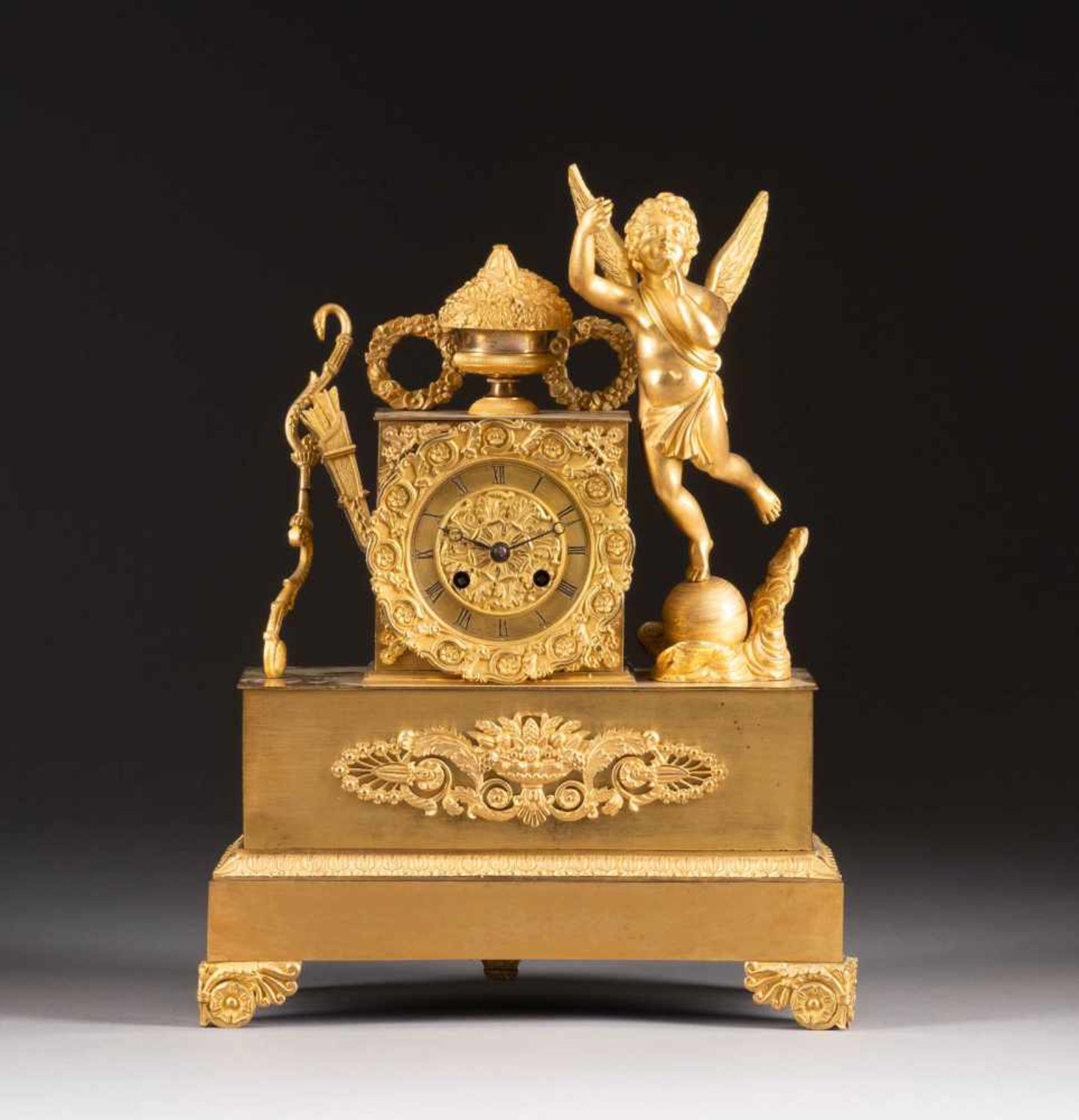 PRUNKVOLLE PENDULE 'AMOR' Frankreich, um 1820/ 1830 Bronze, vergoldet. H. 36 cm, B. 28 cm. Über vier