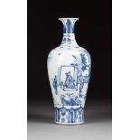 KLEINE VASE MIT FIGÜRLICHER SZENERIE China, wohl 19. Jh. Porzellan, unterglasurblaue Malerei. H.