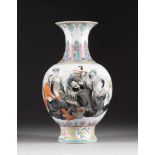 VASE MIT ACHT UNSTERBLICHEN China, 20. Jh. Porzellan, polychrome Aufglasurbemalung. H. 38,4 cm. Im