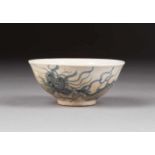 KUMME MIT DRACHENDEKOR China, Ming-Stil Porzellan, untergalsurblaue Malerei, part. feinmaschig