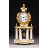 LOUIS XVI.- PENDULE Frankreich, um 1790 Bronze, vergoldet, Alabaster. H. 37 cm. Auf einem