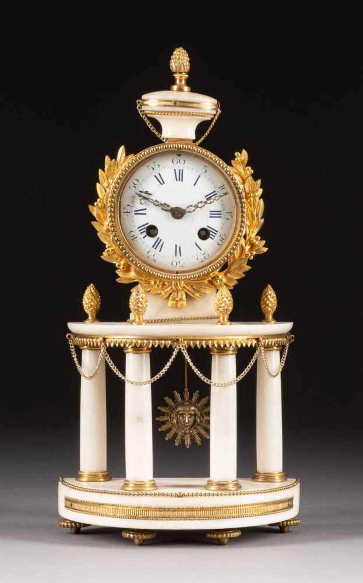 LOUIS XVI.- PENDULE Frankreich, um 1790 Bronze, vergoldet, Alabaster. H. 37 cm. Auf einem