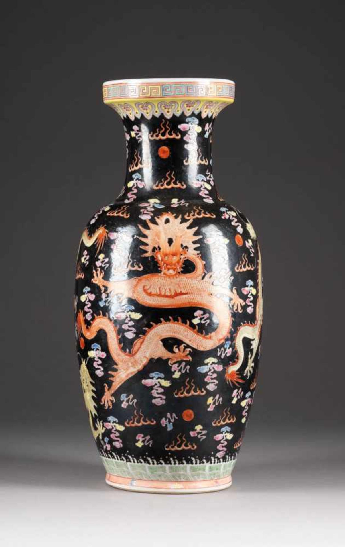 FAMILLE NOIR-VASE MIT FÜNFKRALLIGEN DRACHEN China, um 1900 Porzellan, polychrome