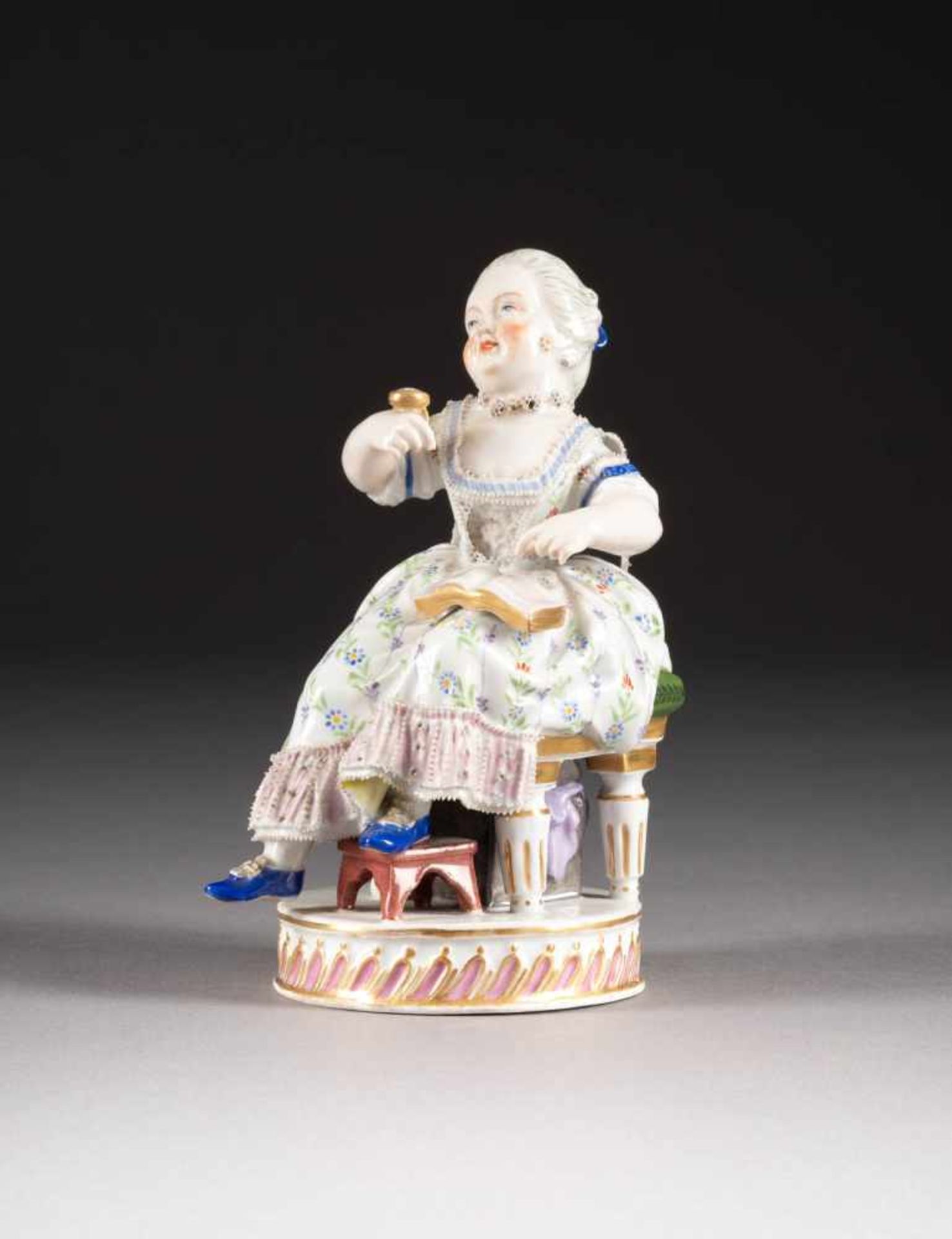 MÄDCHEN MIT UHR UND BUCH Österreich, Wiener Porzellanmanufaktur, 1843 Porzellan, polychrome Malerei,