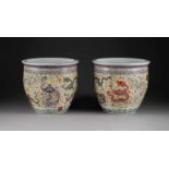 PAAR CACHEPOTS MIT DRACHENDEKOR China, 20. Jh. Porzellan, polychrome Aufglasurbemalung. H. 49 cm-