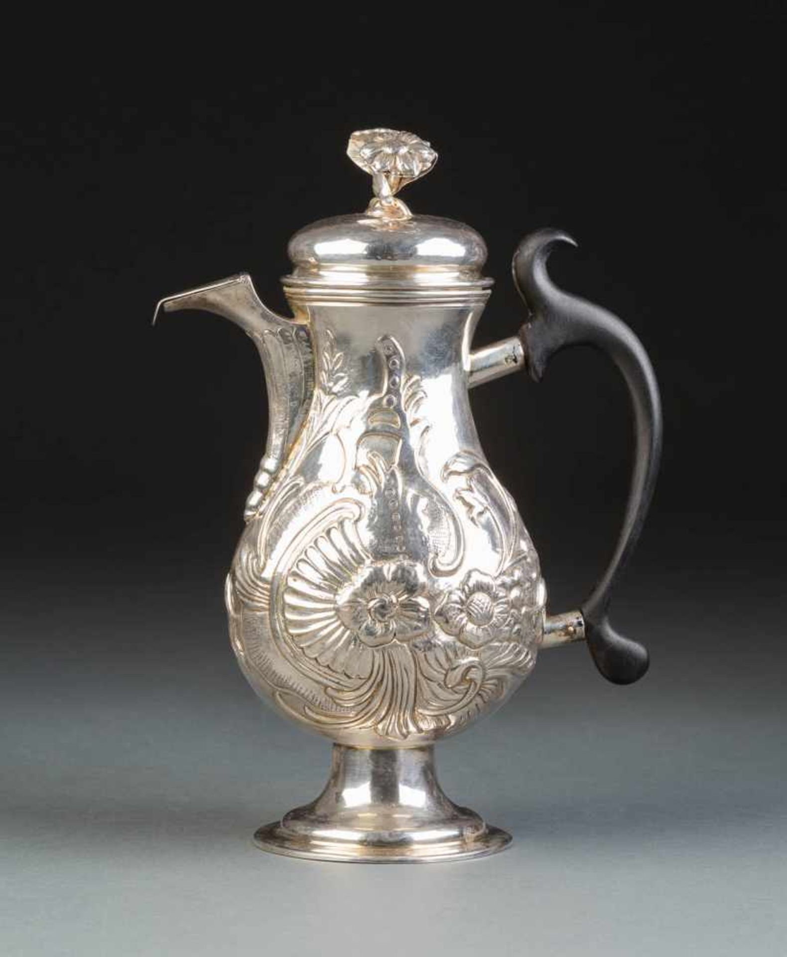 ROKOKO-KAFFEEKANNE Köln, Meister Joseph von der Rennen, um 1770 Silber, getrieben, innen