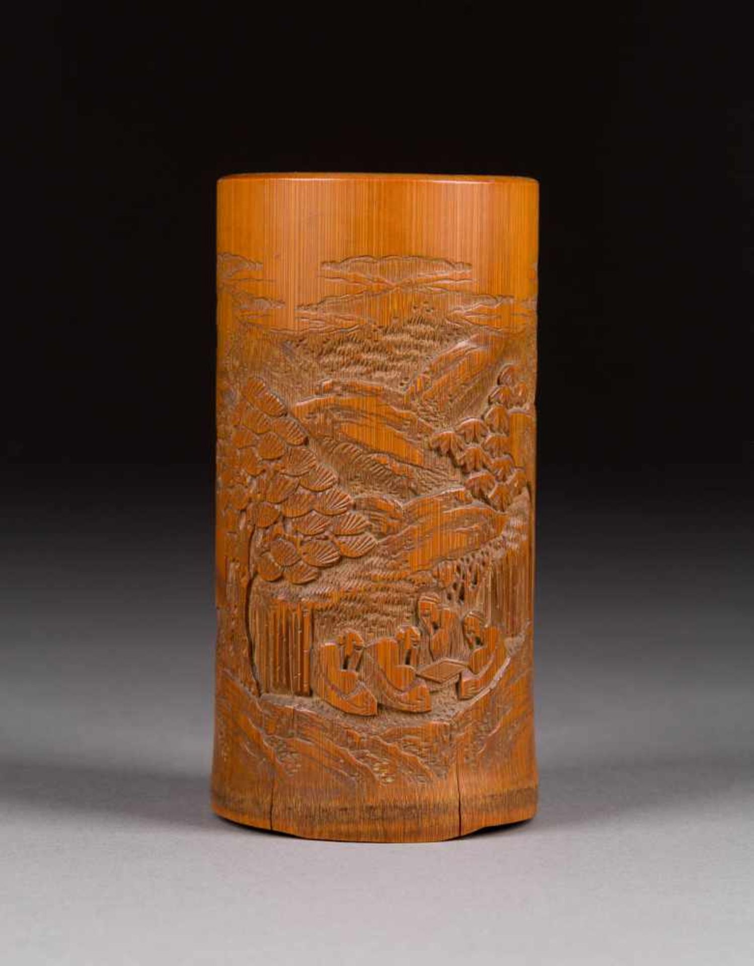 PINSELBECHER MIT FIGÜRLICHER DARSTELLUNG China, 20. Jh. Bambus, geschnitzt. H. 12,2 cm. Altersgemäße
