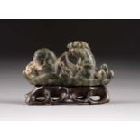 DRACHENDARSTELLUNG China, späte Qing-Dynastie Jade (?), geschnitzt. H. 5 cm, L. 10 cm. Min.