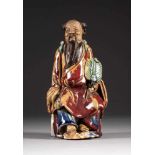 SITZENDER UNSTERBLICHER China, Qing-Dynastie Keramik, feine polychrome craquelierte Glasur. H. ca.