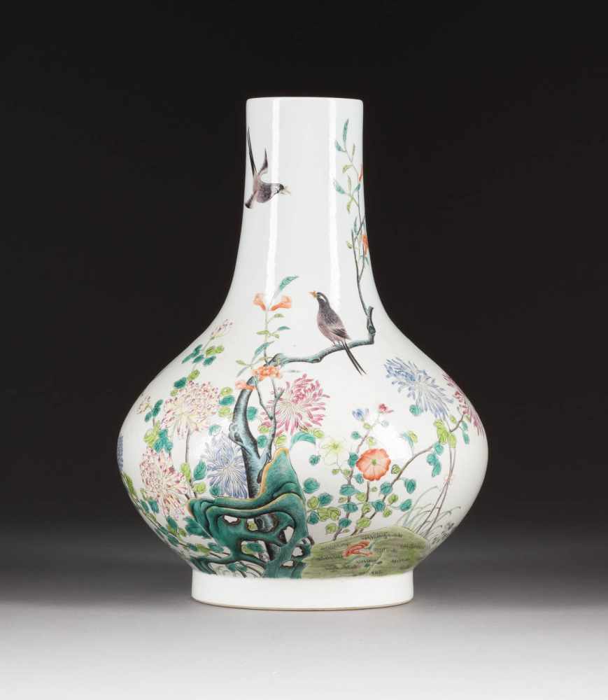 BAUCHIGE VASE MIT GARTENSZENE China, 20. Jh. Porzellan, polychrome Aufglasurbemalung. H. 35 cm. Im