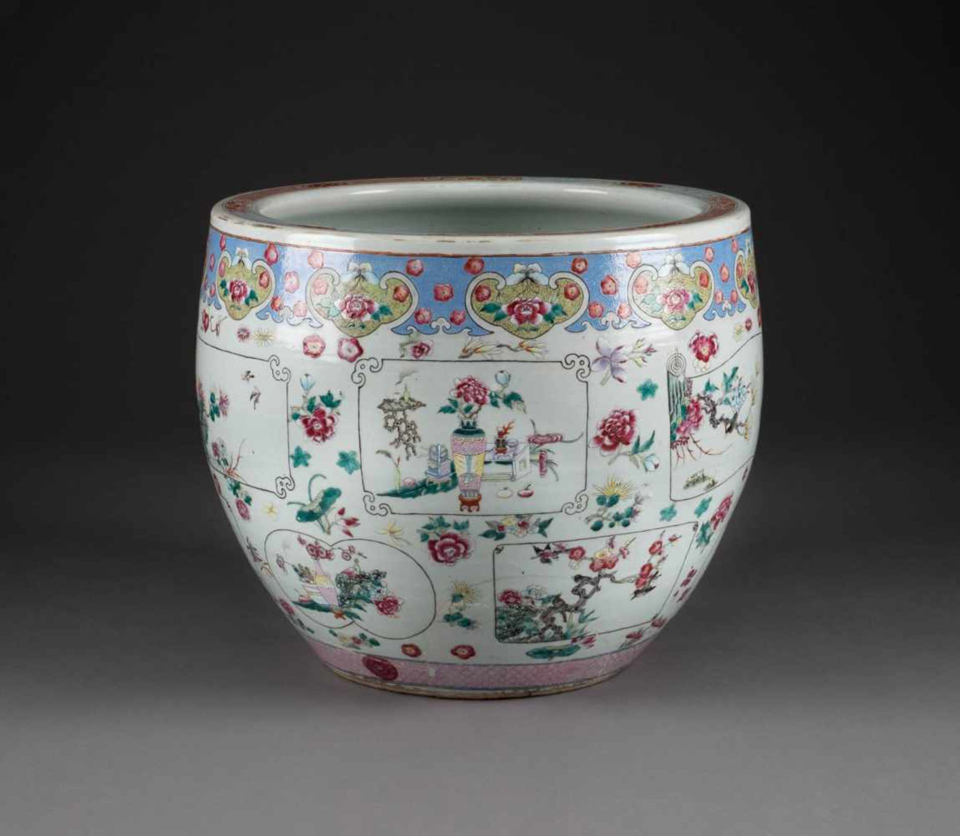 CACHEPOT MIT GLÜCKSSYMBOLEN China, 19. Jh. Porzellan, polychrome Aufglasurbemalung. H. 46 cm. Min.