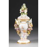 FEINE POTPOURI VASE Deutsch, Meissen, 1850-1924 Porzellan, polychrome Malerei, Goldstaffage. H. 22