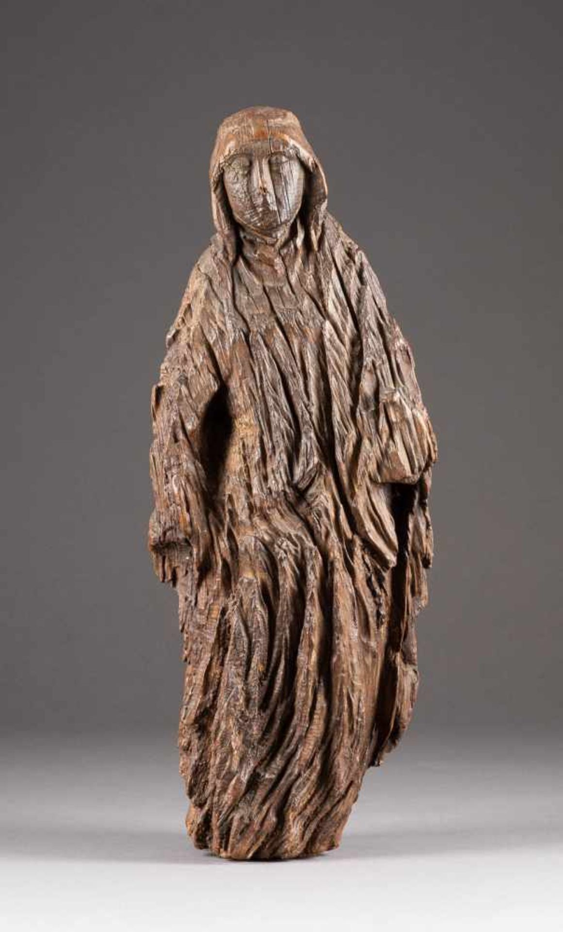 FIGUR DER GOTTESMUTTER Flämisch, wohl 15. Jh. oder später Holz, dunkel gebeizt, teils geschnitzt. H.