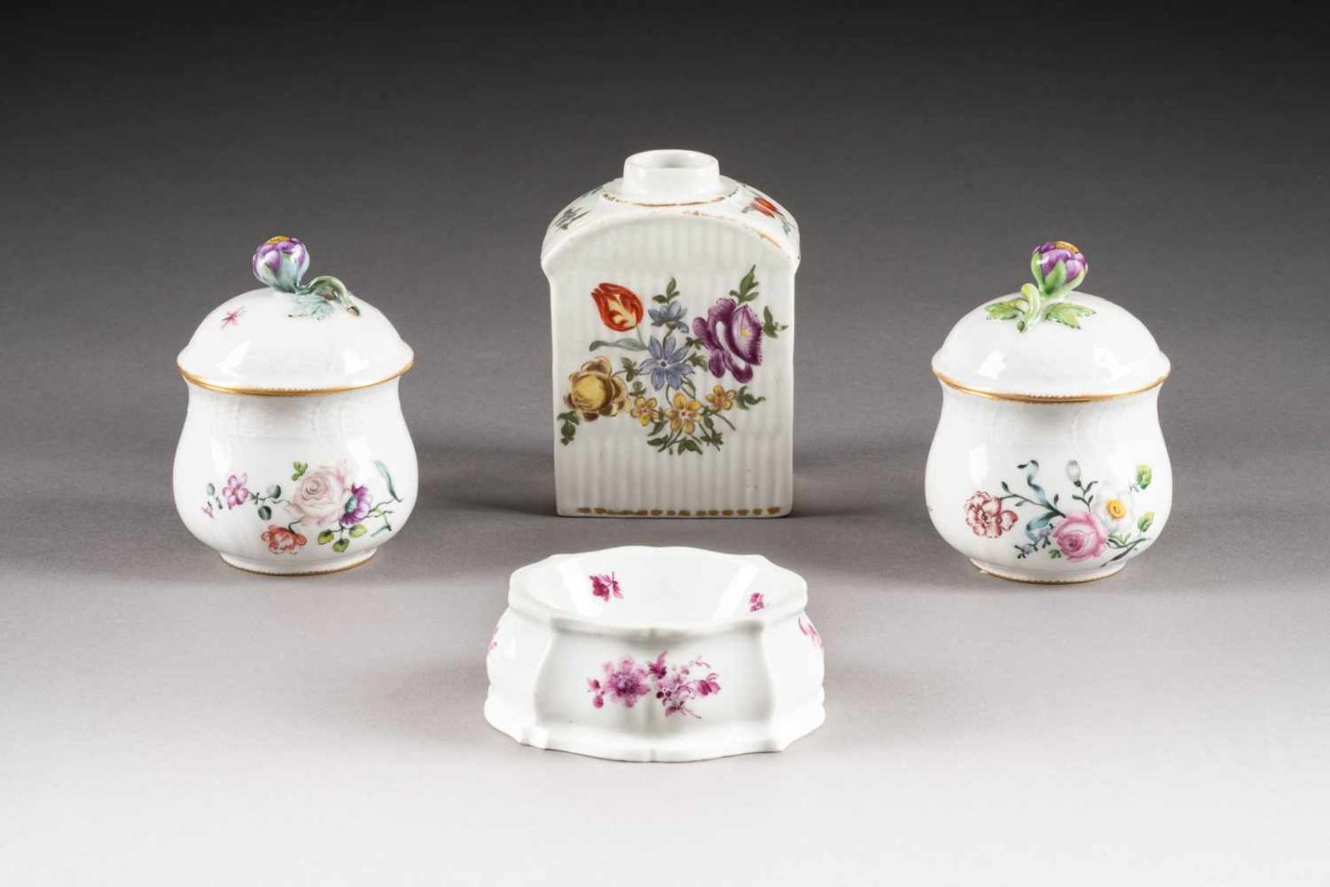 VIERTEILIGES KONVOLUT 'BLUMENMALEREI' Deutsch, Meissen sowie KPM, 20. Jh. und früher Porzellan,