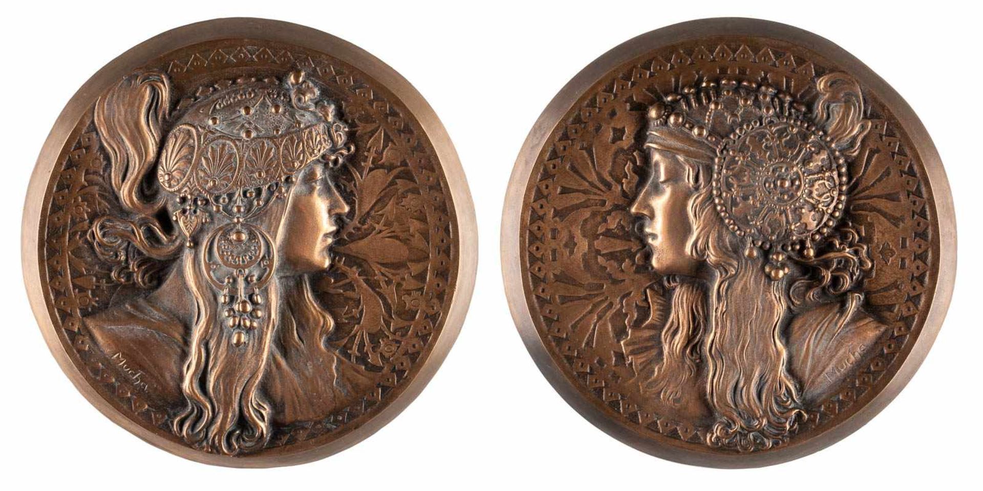 ALPHONSE MARIA MUCHA1860 Ivancice - 1939 PragTÊTES BYZANTINES 2 Bronzereliefs. D. 21 cm. Seitlich