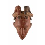 MASKE Im Stil der Yoruba, Nigeria, Afrika, 2. Hälfte 20. Jh. Holz, polychrome Bemalung. H: 43,5