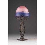 ART-DÉCO-TISCHLAMPE Frankreich, um 1920 Eisen, geschmiedet, Glasschirm, roséfarben und violett