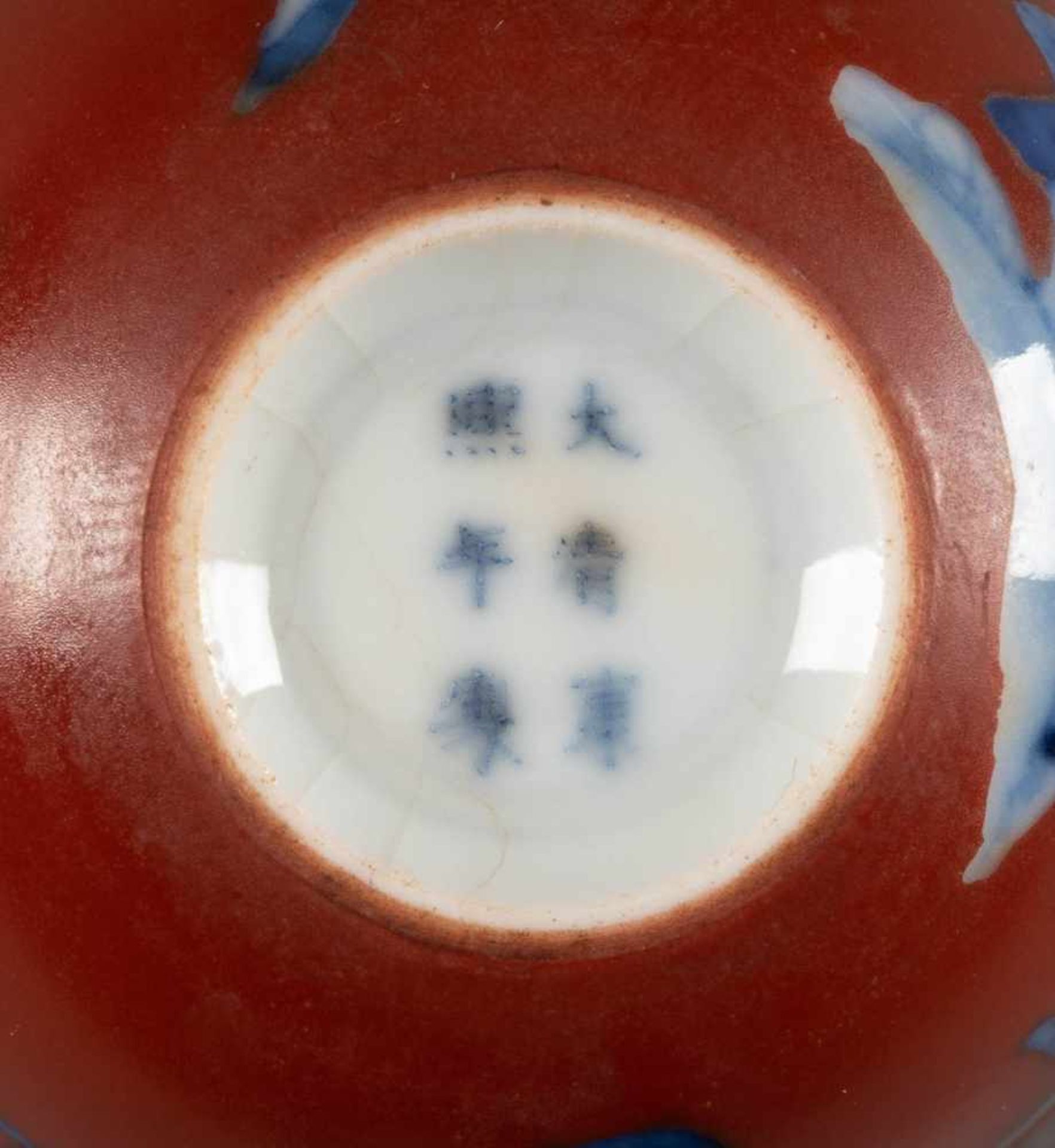 KLEINE KUMME MIT EROTISCHER DARSTELLUNG China, 18. Jh., Kangxi-Periode Porzellan, eisenrote - Bild 2 aus 2