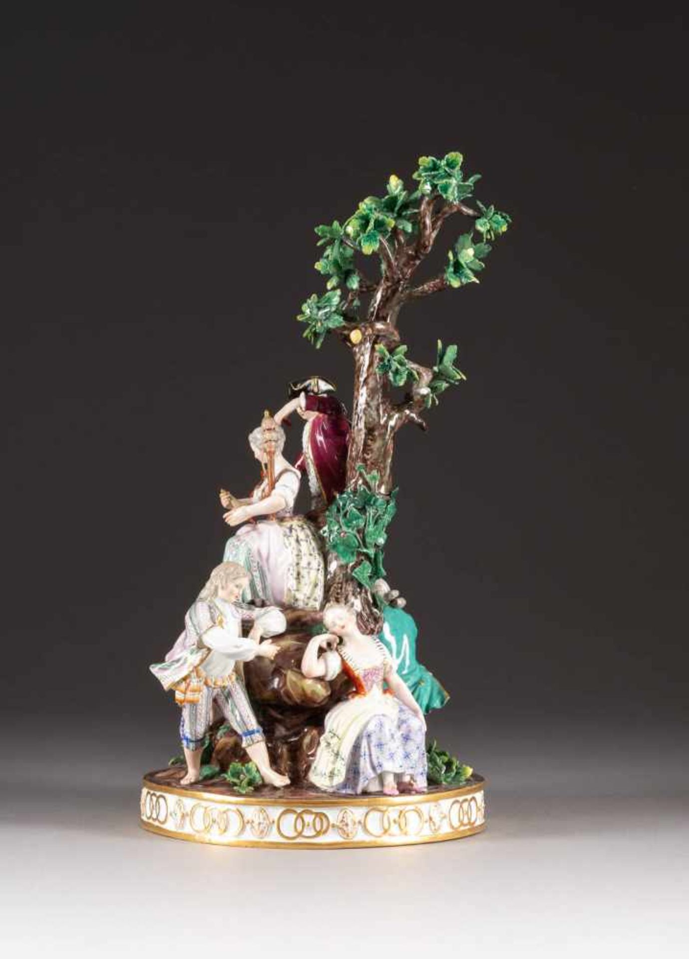 GÄRTNERGRUPPE AM BAUM Frankreich, wohl Samson, Edmé et Cie, 19. Jh. Porzellan, polychrome Malerei, - Image 2 of 2