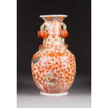 IMARI-VASE MIT VEGETABILEM DEKOR Japan, 20. Jh. Porzellan, Aufglasurdekor. H. 41,1 cm. Im Boden