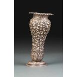 DEKORATIVE BLUMENVASE USA, New York, Tiffany & Co, 1879 Silber, gedrückt. H. 17,9 cm, 213 g.