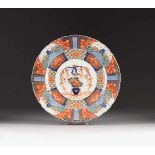 GROßER IMARI-TELLER Japan, um 1900 Porzellan, polychrome Aufgalsurbemalung, Blaumalerei,