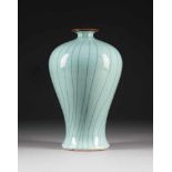 FEINE SELADON-VASE China, 20. Jh. Porzellan, craquelierte Glasur. H. 32. cm. Im Boden eingeritzte