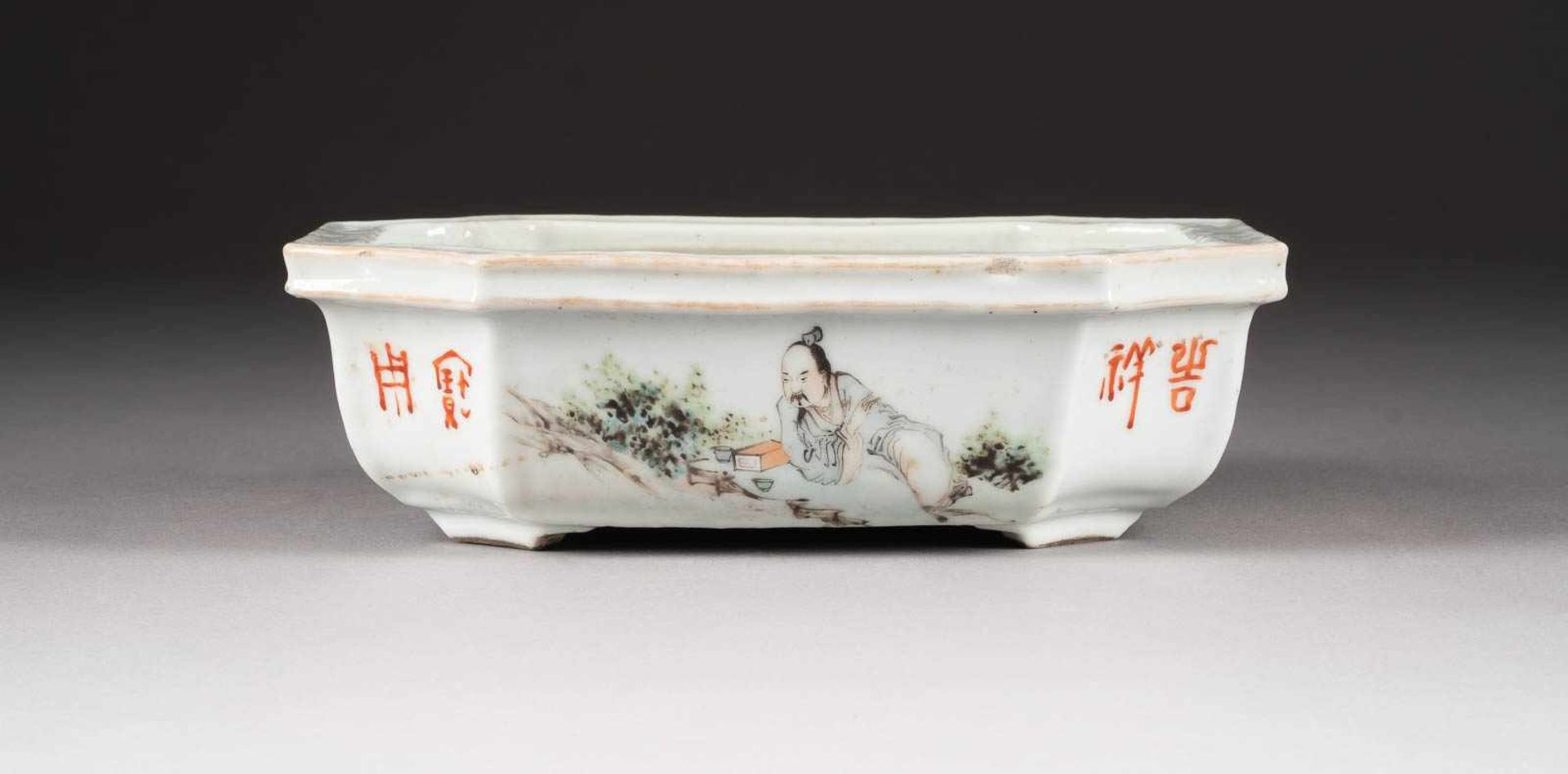 ACHTPASSIGE SCHALE China, um 1900 Porzellan, polychrome Aufglasurbemalung. 6,7 cm x 21,1 cm x 15,9 - Bild 2 aus 3