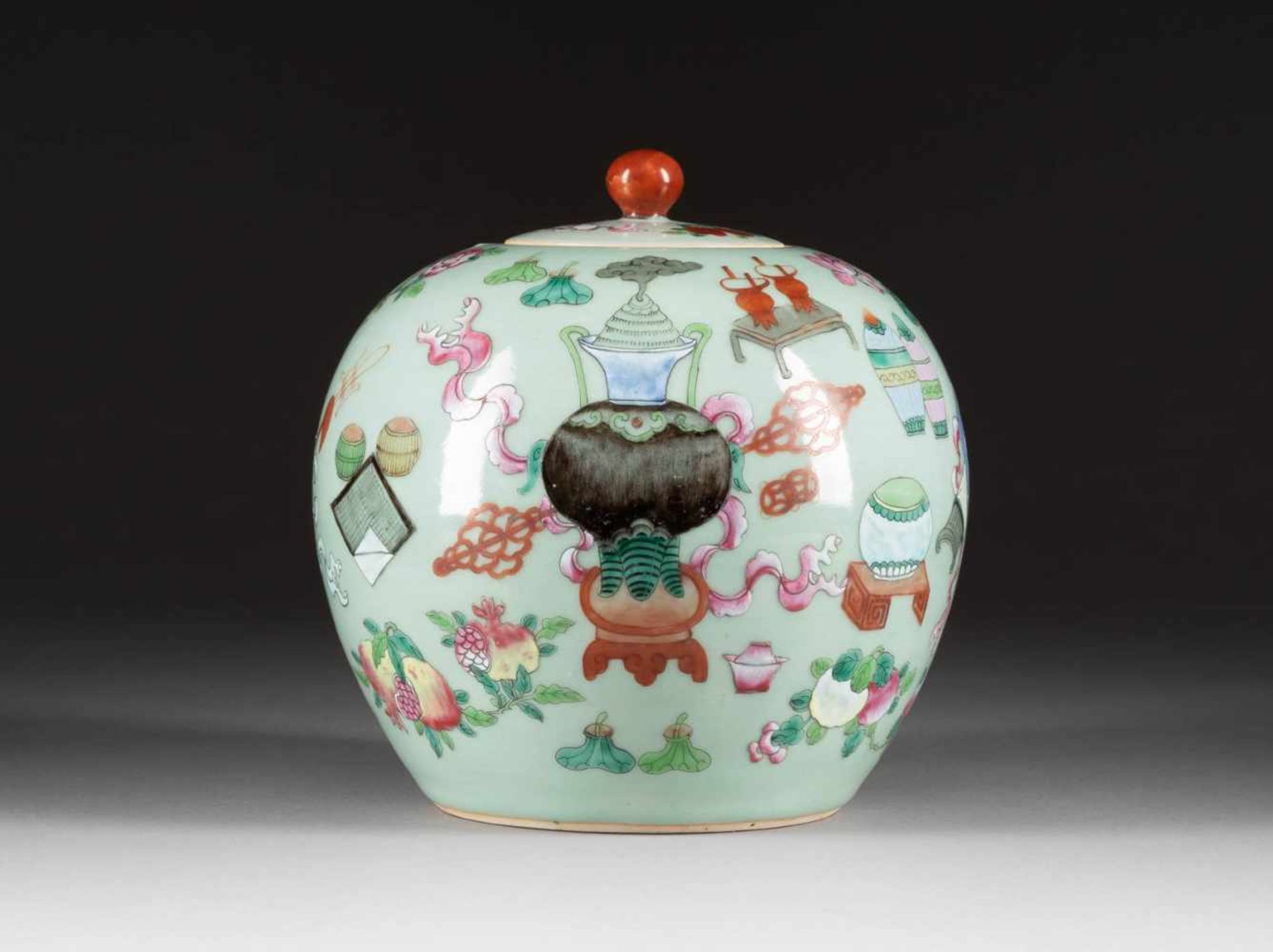 SELADON-INGWERTOPF China, 19. Jh. Porzellan, polychrome Aufglasurbemalung. H. 24,5 cm. Glückssymbole - Bild 2 aus 2