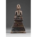 SHAN-BUDDHA Miyama, 17. Jh. Bronze, braun patiniert. H. 30,8 cm. Inschrift auf der Rückseite des