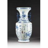 BODENVASE MIT ACHT BUDDHISTISCHEN SYMBOLEN China, 19. Jh. Porzellan, unterglasurblaue Malerei. H.