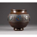 KLEINER CACHEPOT China, 20. Jh. Bronze, part. Email-Cloisonné. H. ca. 18 cm. Part. best., min.