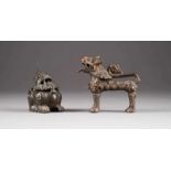 ZWEI BRONZE-FIGUREN China, Qing-Dynastie Bronze, dunkel patiniert, Durchbrucharbeit. H. 8,5 cm-10,