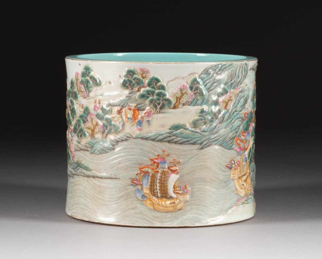 PINSELBECHER MIT RELIEFIERTEM DEKOR China , späte Qing-Dynastie Porzellan, polychrome