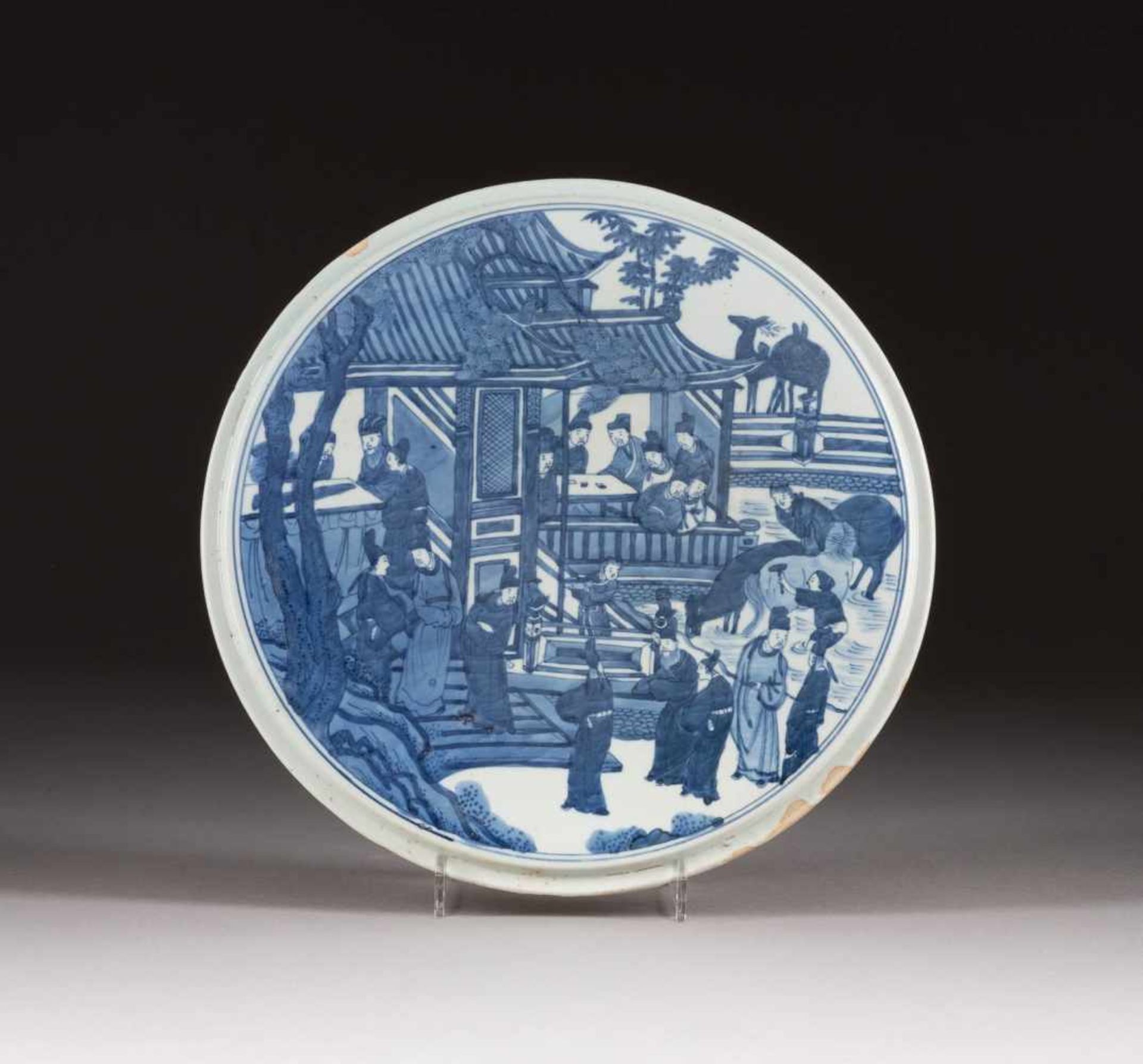PORZELLAN-PLATTE MIT FIGÜRLICHER SZENERIE China, 18. Jh. Porzellan, unterglasurblaue Malerei. H.