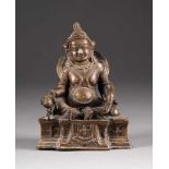 DARSTELLUNG EINES GURU RINPOCHE Tibet/Nepal, um 1900 oder früher Bronze, braun patiniert. H. 14,8