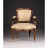 CLAUDE LOUIS BURGAT1717 - 1782, Maître 1744LOUIS XV.- FAUTEUIL Frankreich, um 1750 Nussbaum,