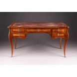 LOUIS XV.- BUREAU PLAT Frankreich, um 1750 Palisander, furniert, Bronze-Beschläge. H. 73 cm, B.