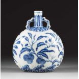 MOONFLASK-VASE MIT VEGETABILEM DEKOR China, 19. Jh. Porzellan, unterglasurblaue Malerei. H. 26,2 cm.