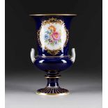 BLAUFOND KRATERVASE MIT BLUMENBOUQUET Deutsch, Meissen, 1954 Porzellan, polychrome Malerei,