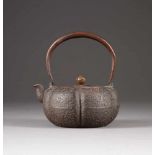 TETSUBIN-TEEKANNE Japan, um 1900 Eisen, Bronze Deckel. Ges.-H. 19,5 cm. Min. best., altersgemäße