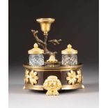 DEKORATIVES EMPIRE-SCHREIBZEUG Frankreich, um 1810 Bronze, part. feuervergoldet, Kristallglas. H. 19