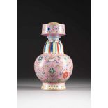 AUßERGEWÖHNLICHE VASE MIT ACHT BUDHISTISCHEN GLÜCKSSYMBOLEN China, wohl Republik-Zeit Porzellan,