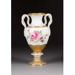 SCHLANGENHENKELVASE MIT BLUMENBOUQUETS Deutsch, Meissen, 1850-1924 Porzellan, polychrome Malerei,