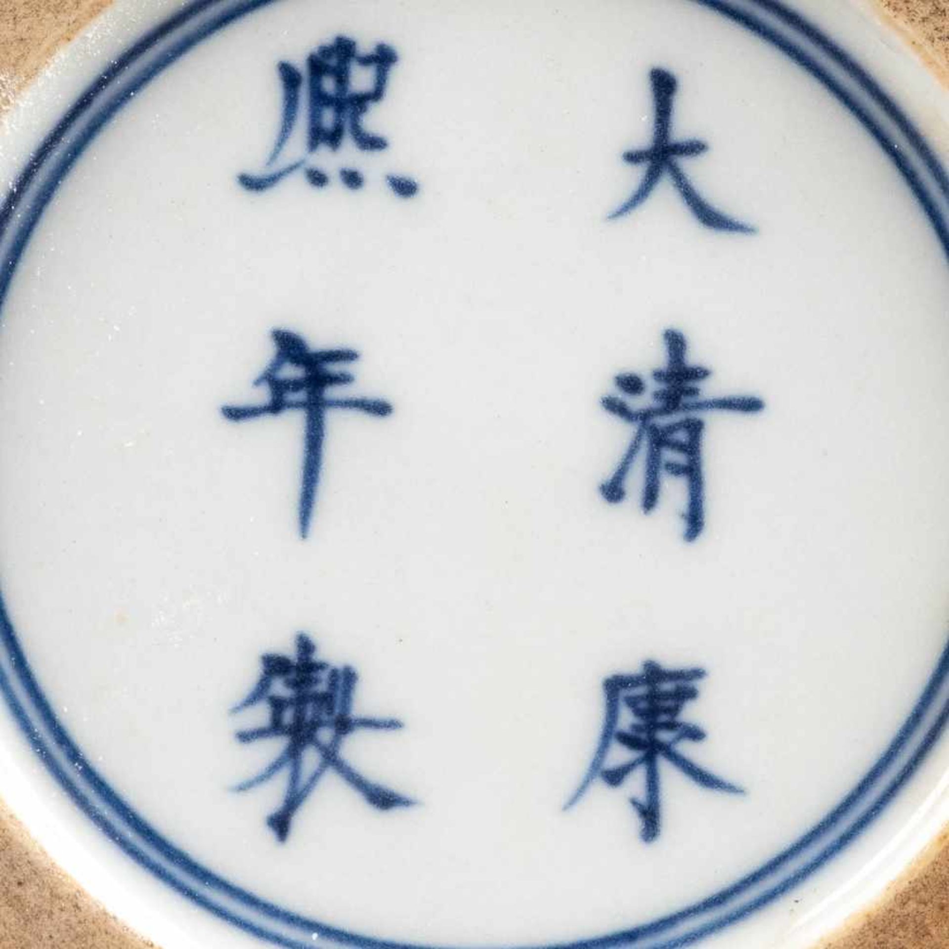 SELTENE VASE MIT DECKEL China, um 1900 Porzellan, polychrome Aufglasurbemalung. H. 51 cm. Im Boden - Image 3 of 3